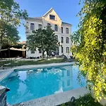 Demeure Saint Louis Historic Manor, 700m, Free Parking,a C,clim,wifi, View, Garden Bed & Breakfast