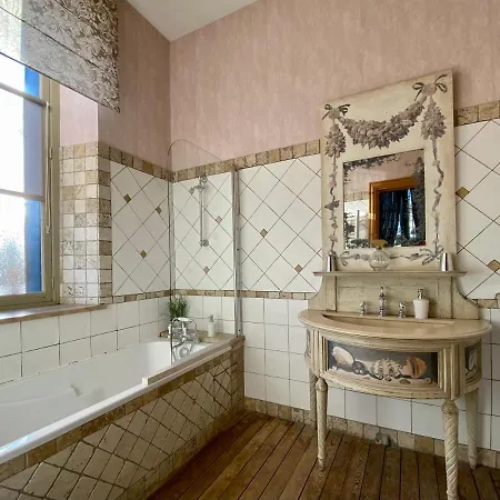 Bed & Breakfast Demeure Saint Louis Historic Manor, City 700M, Free Parking,A C,Clim,Wifi, City View, Garden