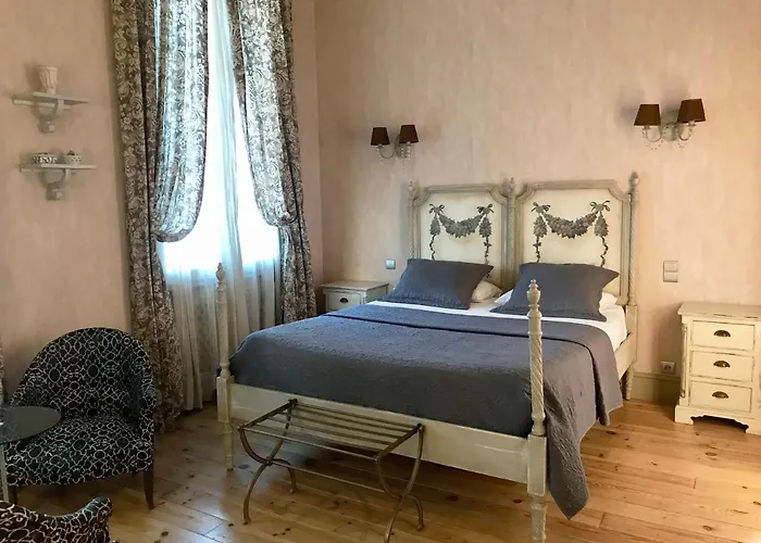 Demeure Saint Louis Historic Manor, City 700M, Free Parking,A C,Clim,Wifi, City View, Garden Bed & Breakfast 4*