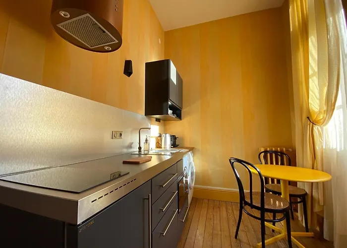 Demeure Saint Louis Historic Manor, City 700M, Free Parking,A C,Clim,Wifi, City View, Garden Bed & Breakfast