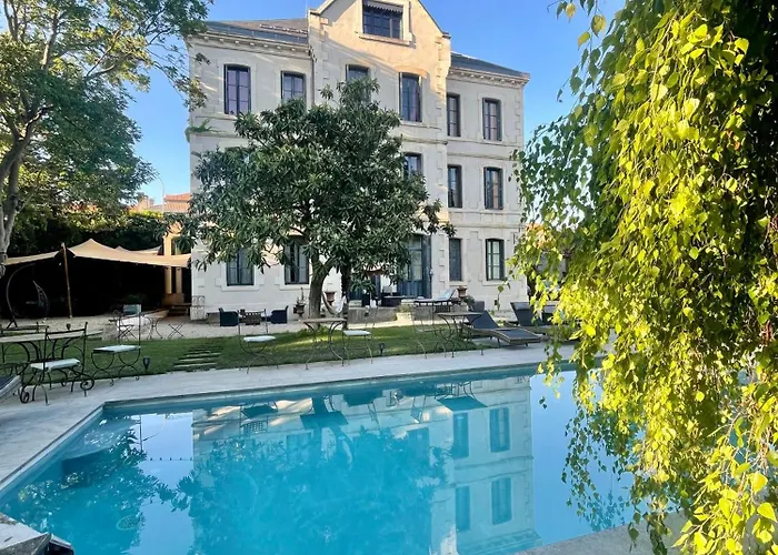 Demeure Saint Louis Historic Manor, City 700M, Free Parking,A C,Clim,Wifi, City View, Garden Bed & Breakfast