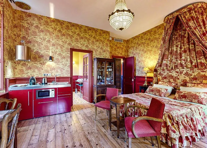 Demeure Saint Louis Historic Manor, City 700M, Free Parking,A C,Clim,Wifi, City View, Garden Bed & Breakfast